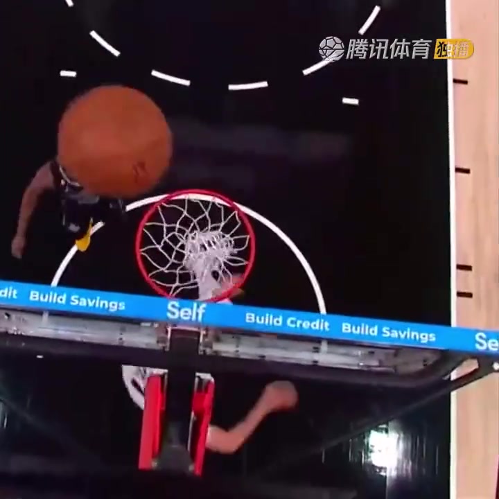 罕見一幕！努爾基奇拋投 球神奇停在籃板上沿 看呆凱爾登?。ㄅ瑺柣婕\）